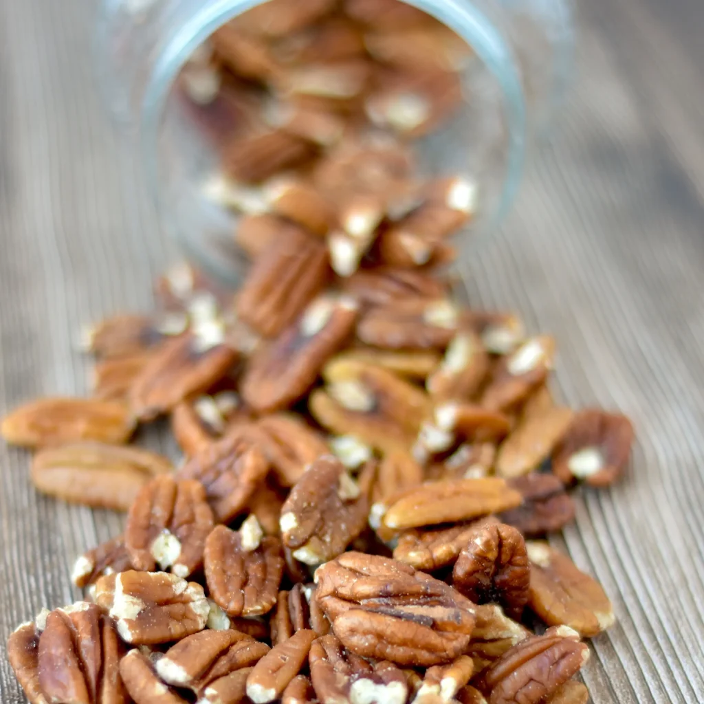 Frasco de vidrio con nueces pecanas